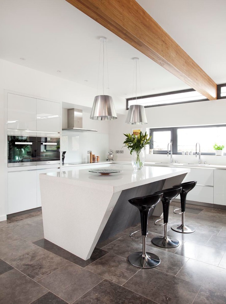 Moderne Küche mit flächenbündigen Schrankfronten, Quarzit-Arbeitsplatte, Küchenrückwand in Weiß, Glasrückwand, Keramikboden, Kücheninsel und weißen Schränken in Sonstige
