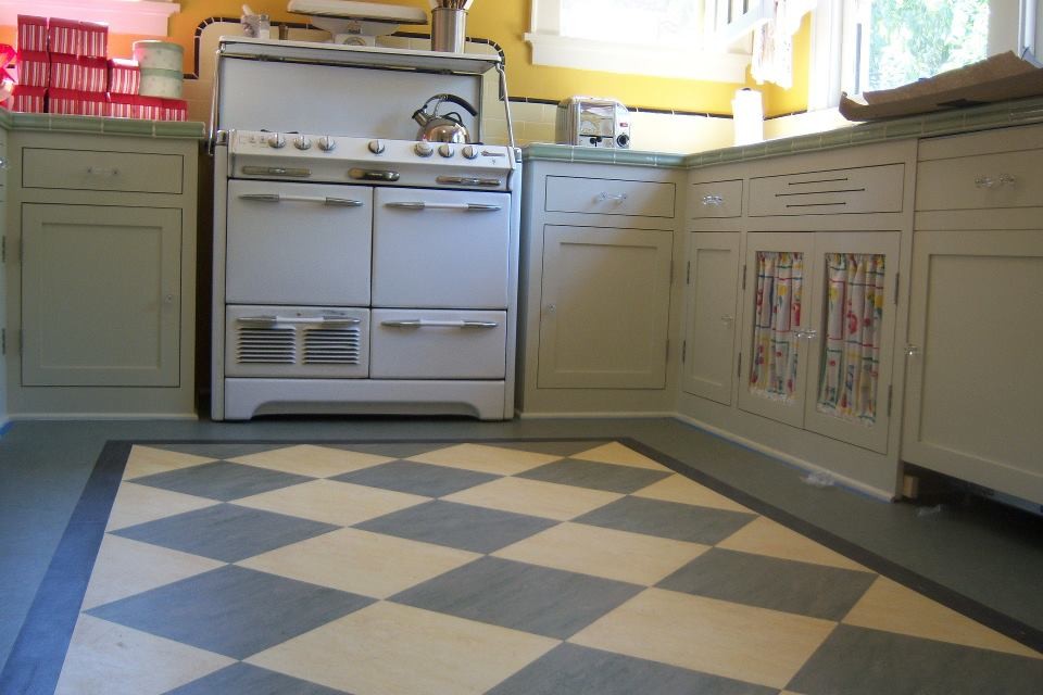 Ispirazione per una cucina abitabile eclettica con pavimento in linoleum