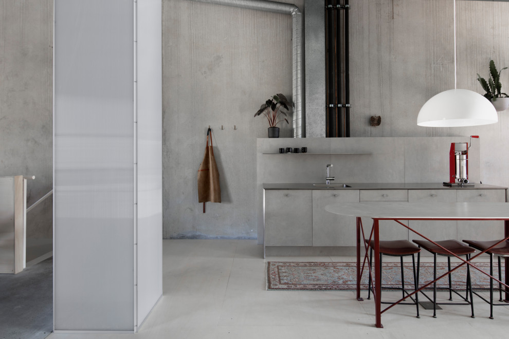 Inspiration för ett mellanstort industriellt grå linjärt grått kök och matrum, med en enkel diskho, grå skåp, bänkskiva i rostfritt stål, grått stänkskydd, stänkskydd i cementkakel, rostfria vitvaror, plywoodgolv, en köksö och vitt golv