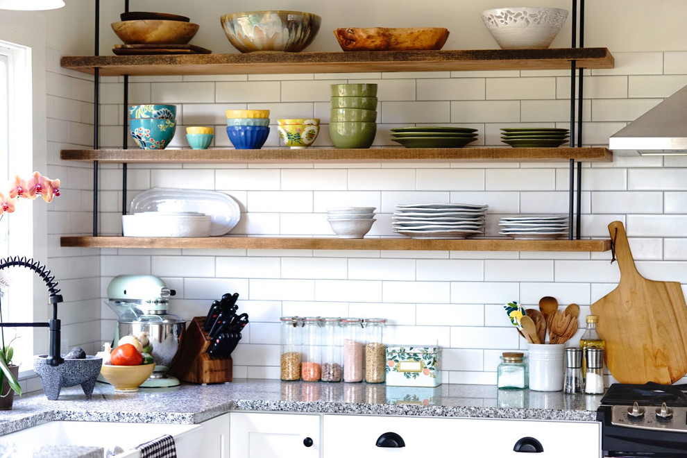 Exempel på ett mellanstort modernt kök, med en rustik diskho, luckor med profilerade fronter, vita skåp, granitbänkskiva, vitt stänkskydd, stänkskydd i tunnelbanekakel, rostfria vitvaror, mörkt trägolv, en köksö och brunt golv
