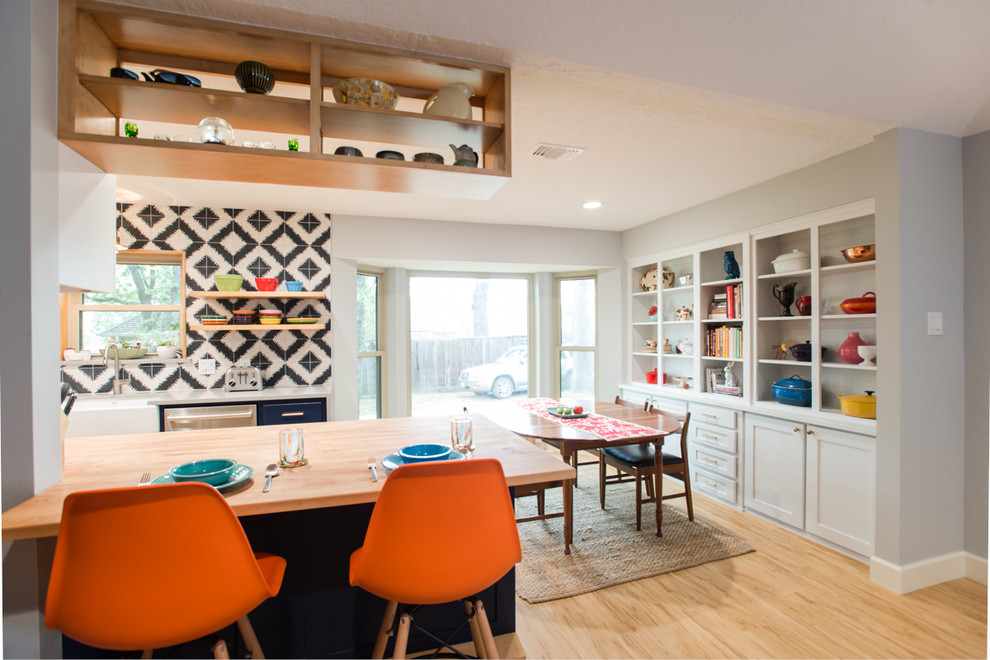 Bild på ett stort retro kök, med en rustik diskho, skåp i shakerstil, blå skåp, träbänkskiva, flerfärgad stänkskydd, stänkskydd i cementkakel, rostfria vitvaror, ljust trägolv och beiget golv