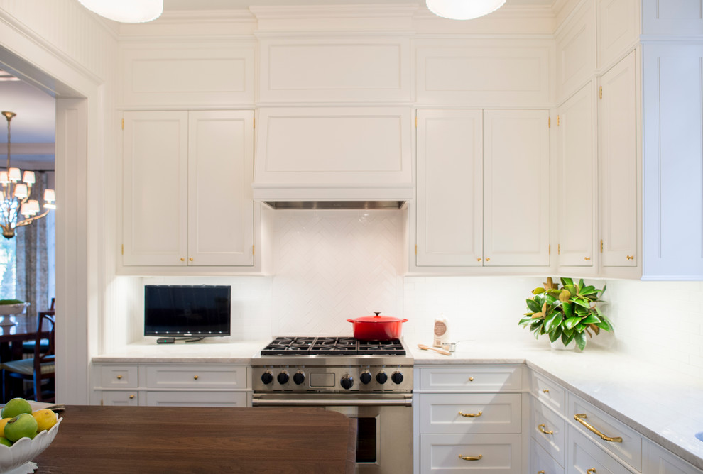 チャールストンにある高級な中くらいなトラディショナルスタイルのおしゃれなキッチン (アンダーカウンターシンク、落し込みパネル扉のキャビネット、白いキャビネット、御影石カウンター、白いキッチンパネル、テラコッタタイルのキッチンパネル、シルバーの調理設備、無垢フローリング、青い床、白いキッチンカウンター) の写真