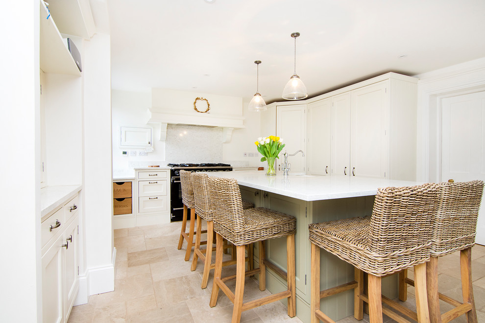 Mittelgroße Landhaus Küche in U-Form mit Schrankfronten im Shaker-Stil, Quarzit-Arbeitsplatte, Küchenrückwand in Weiß, Elektrogeräten mit Frontblende und Kücheninsel in Essex