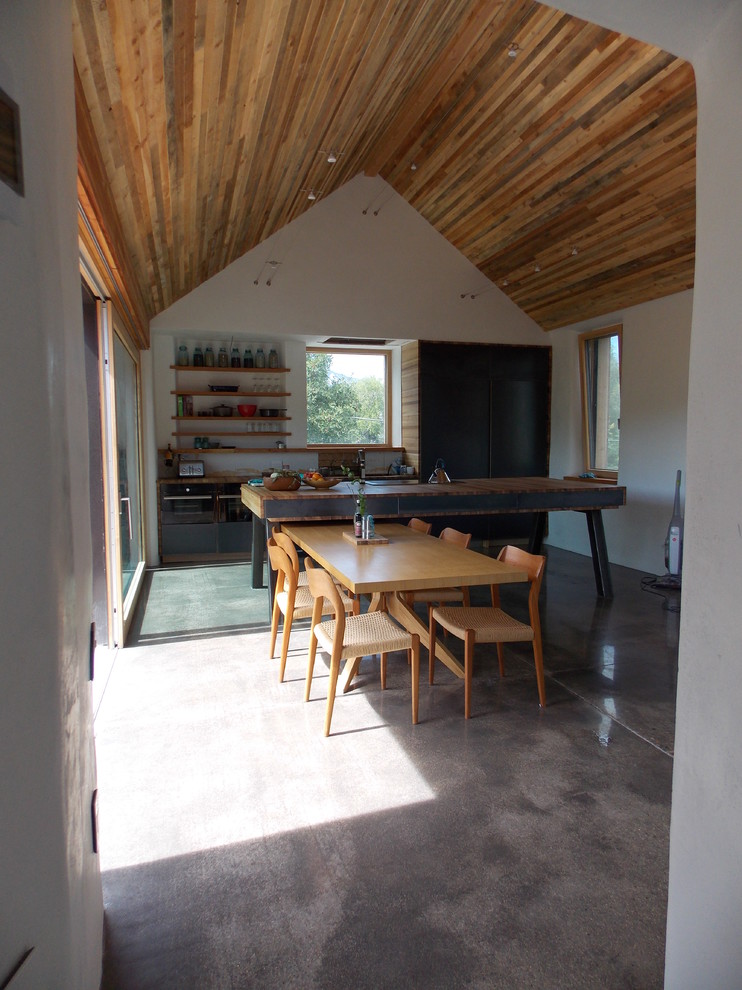 Mittelgroße Moderne Wohnküche mit Arbeitsplatte aus Holz und Kücheninsel in Salt Lake City