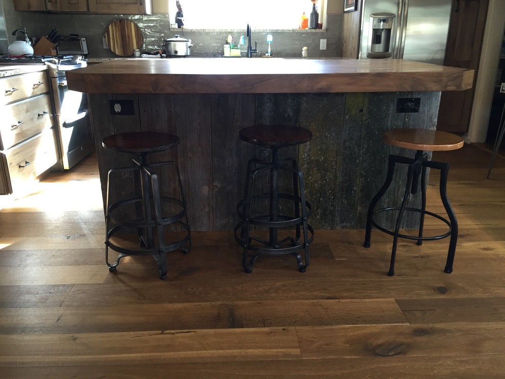 Urige Küche mit braunem Holzboden und braunem Boden in Denver