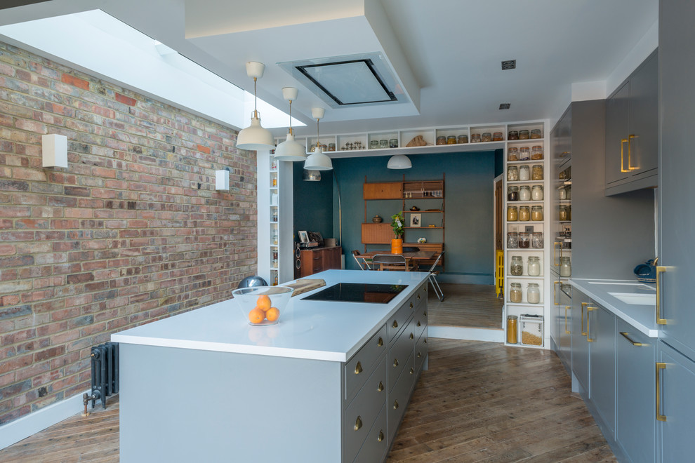 Mittelgroße Moderne Küche mit Schrankfronten im Shaker-Stil, grauen Schränken, Kücheninsel, braunem Boden und braunem Holzboden in London