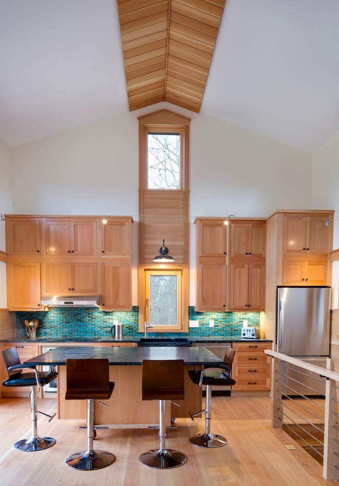 Einzeilige Küche mit Schrankfronten im Shaker-Stil, hellen Holzschränken, Küchenrückwand in Grün, Rückwand aus Metrofliesen und Kücheninsel in Boston
