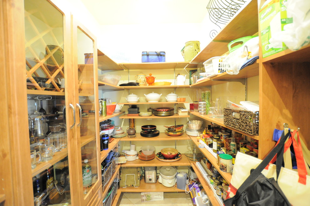 Ejemplo de cocinas en U tradicional grande sin isla con despensa, armarios abiertos, puertas de armario de madera clara y suelo de baldosas de porcelana