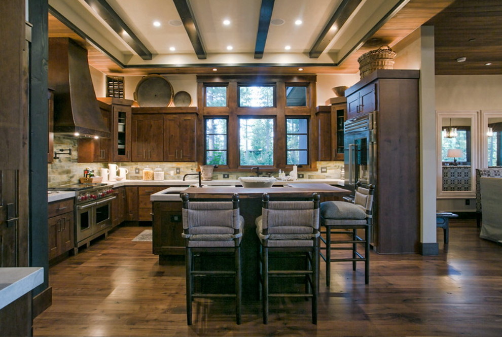На фото: большая кухня в стиле рустика с врезной мойкой, фартуком из керамической плитки и техникой из нержавеющей стали