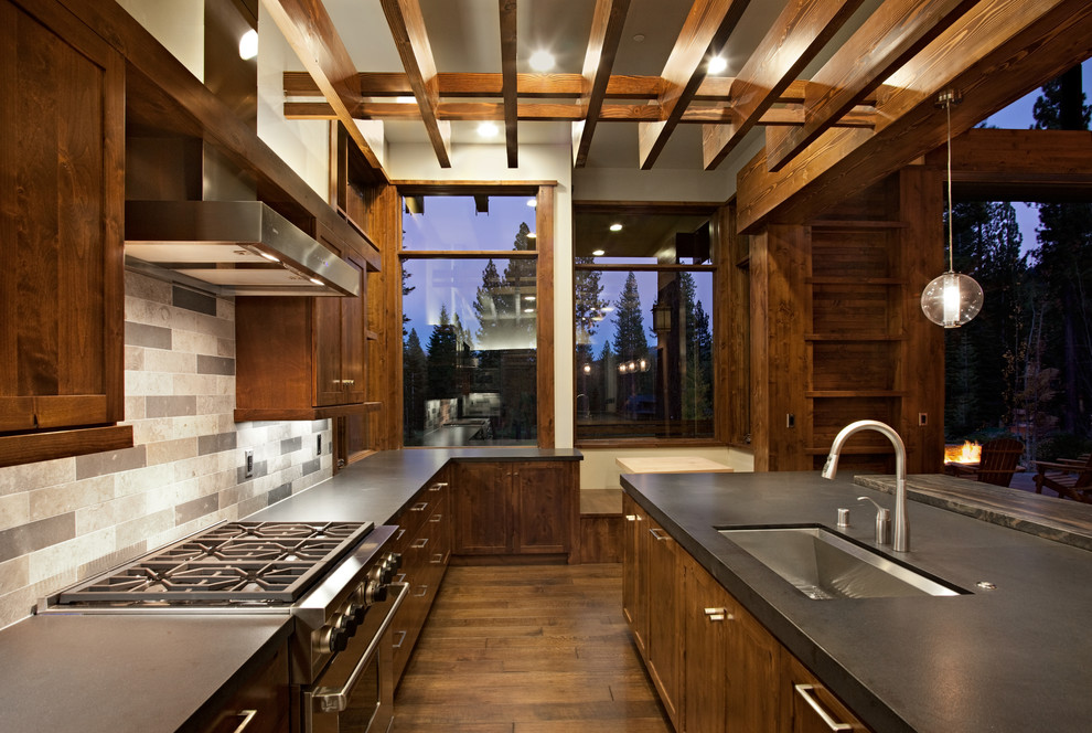Стильный дизайн: кухня в современном стиле с одинарной мойкой, фасадами с утопленной филенкой, темными деревянными фасадами и столешницей из кварцевого агломерата - последний тренд