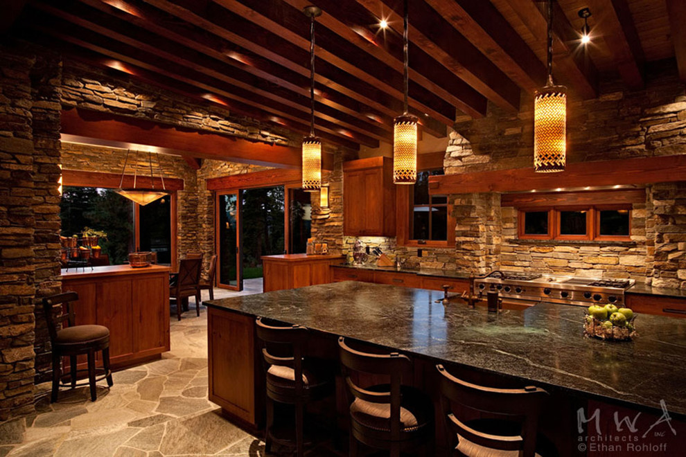 Foto på ett stort amerikanskt linjärt kök och matrum, med en rustik diskho, skåp i shakerstil, skåp i mellenmörkt trä, brunt stänkskydd, rostfria vitvaror och en köksö