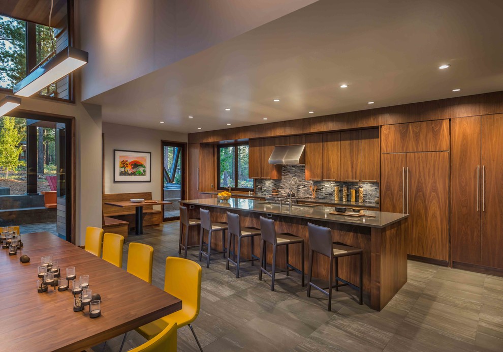 Zweizeilige Urige Wohnküche mit flächenbündigen Schrankfronten, dunklen Holzschränken, Küchenrückwand in Grau, Rückwand aus Mosaikfliesen und Kücheninsel in Sacramento