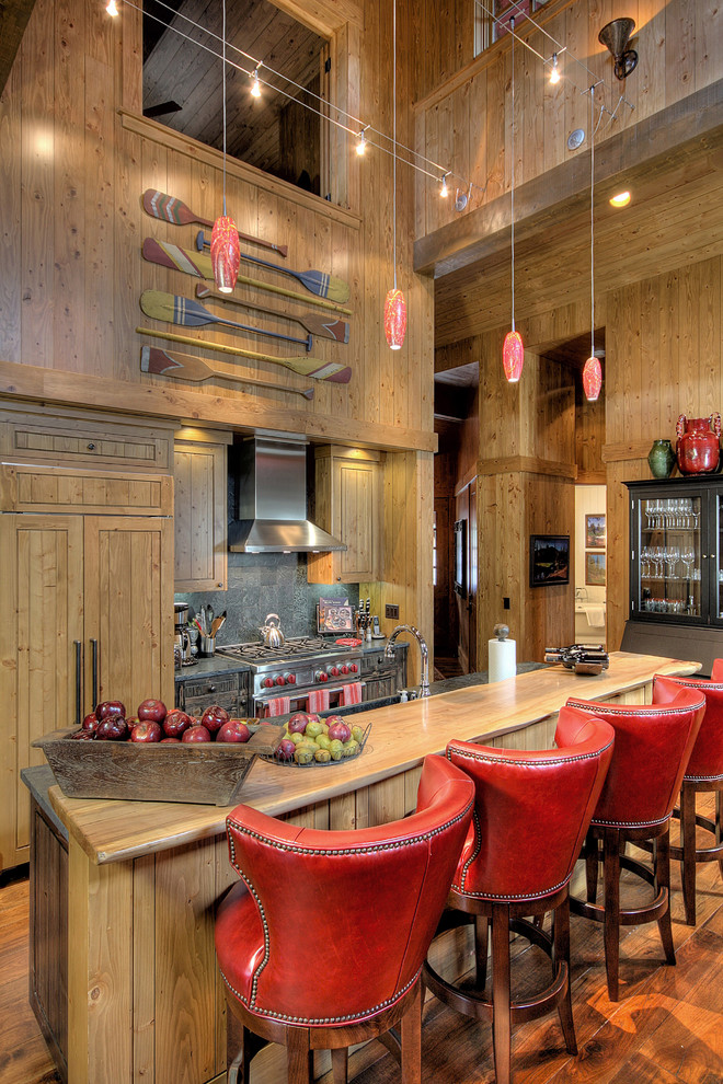 Rustikale Küche mit Schrankfronten mit vertiefter Füllung, hellbraunen Holzschränken, Arbeitsplatte aus Holz, Küchenrückwand in Grau und Elektrogeräten mit Frontblende in Phoenix