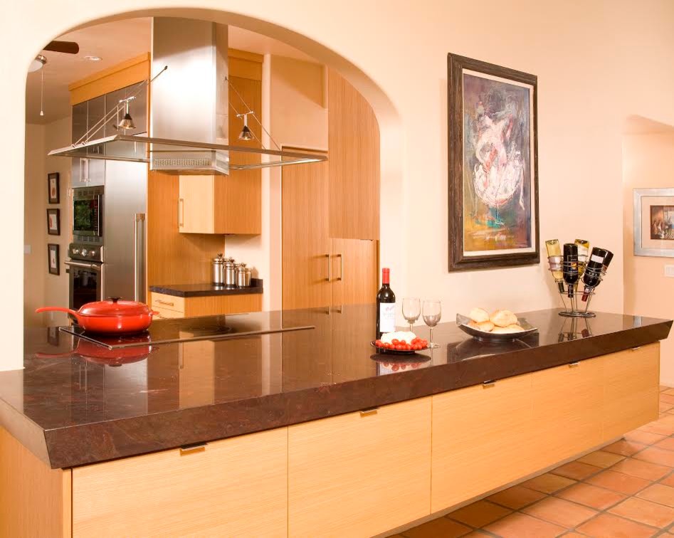 Idee per una cucina moderna chiusa e di medie dimensioni con ante lisce e ante in legno chiaro