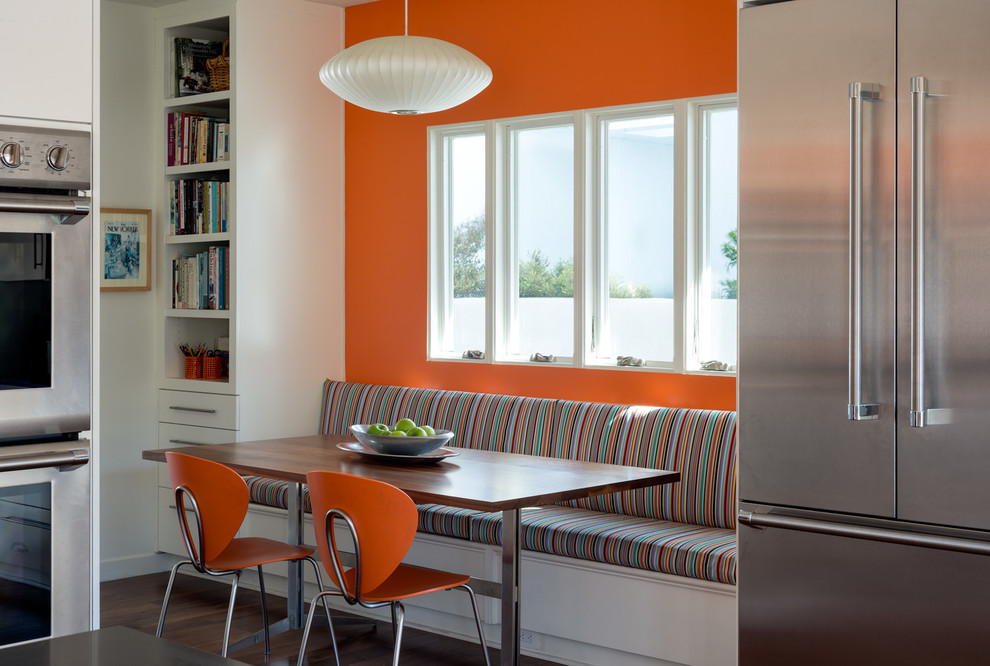 Foto di una grande cucina design con ante bianche e elettrodomestici in acciaio inossidabile