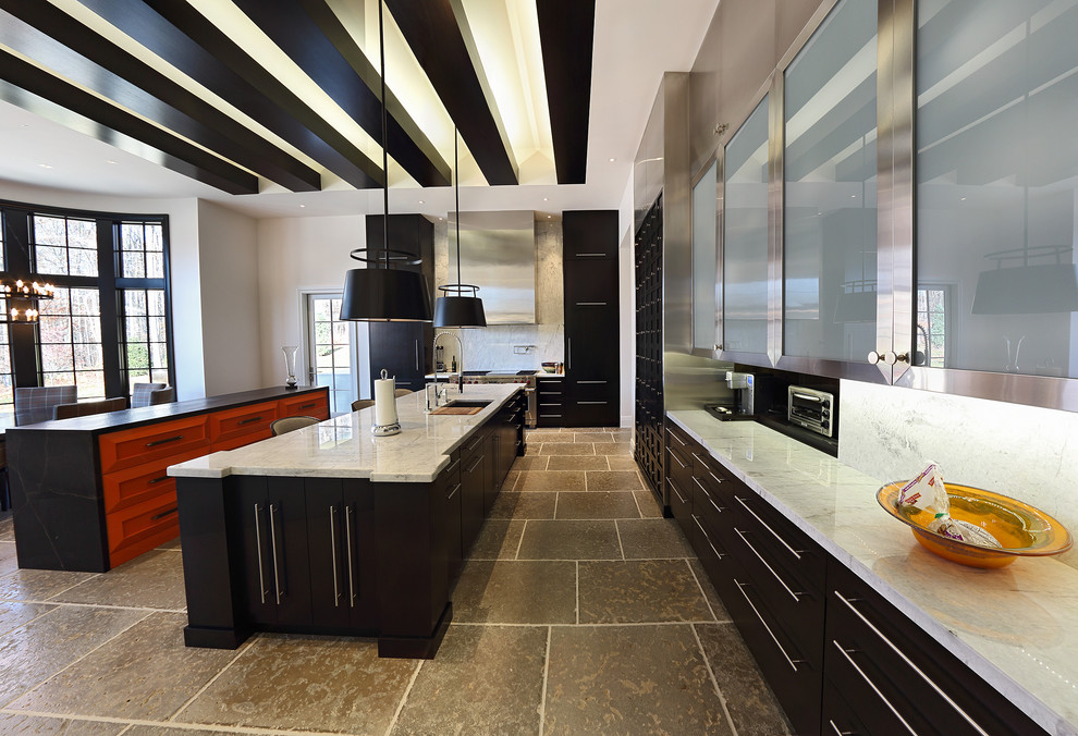 Exempel på ett mycket stort modernt kök, med en undermonterad diskho, släta luckor, svarta skåp, granitbänkskiva, vitt stänkskydd, stänkskydd i sten, rostfria vitvaror, klinkergolv i keramik och en köksö