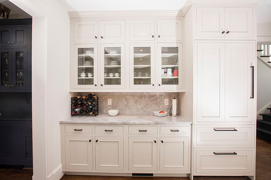 Inredning av ett modernt stort grå grått kök, med en rustik diskho, luckor med infälld panel, vita skåp, marmorbänkskiva, grått stänkskydd, stänkskydd i marmor, integrerade vitvaror, mellanmörkt trägolv, en köksö och brunt golv