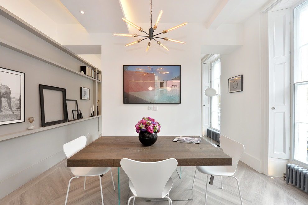Immagine di una sala da pranzo aperta verso il soggiorno design di medie dimensioni con parquet chiaro