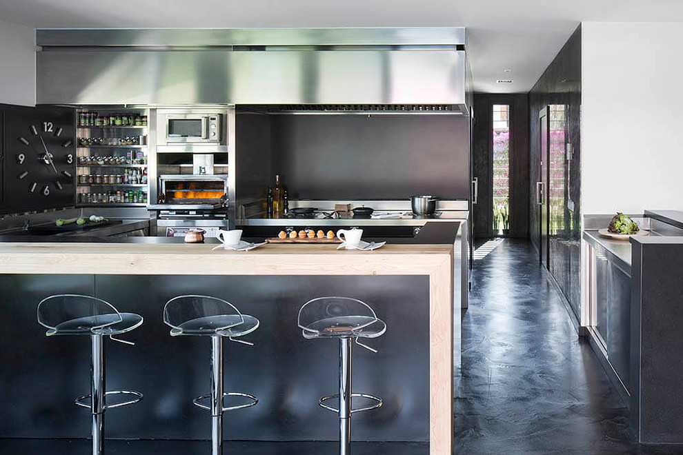 Example of a trendy kitchen design in Barcelona