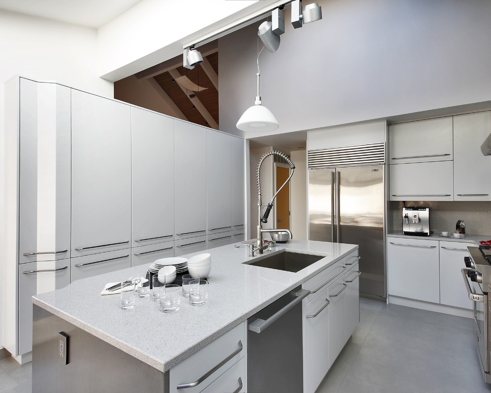 Immagine di una cucina abitabile contemporanea con lavello sottopiano, ante lisce, ante grigie e top in quarzo composito