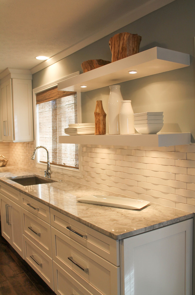 Kitchen - traditional kitchen idea in Indianapolis