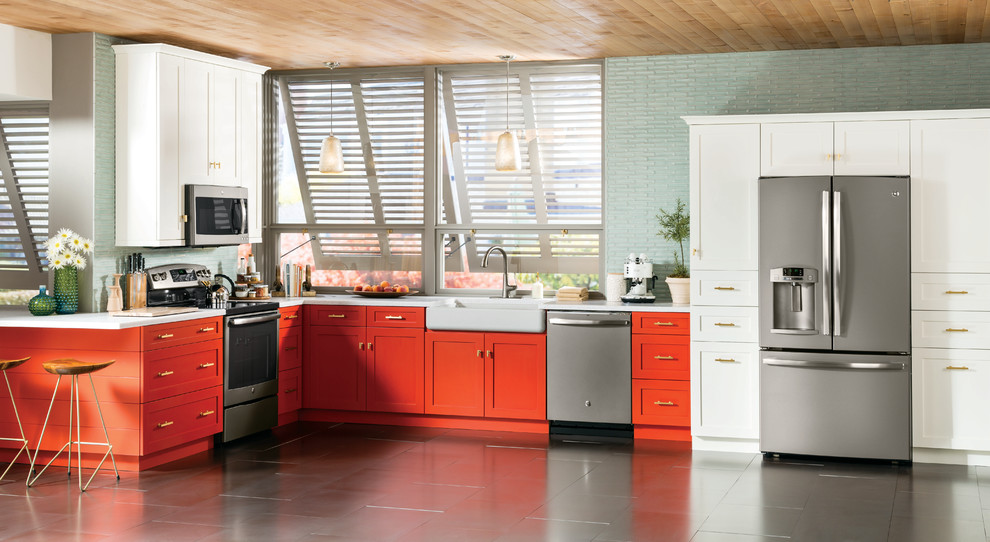 Exempel på ett mellanstort modernt linjärt kök och matrum, med en rustik diskho, skåp i shakerstil, orange skåp, bänkskiva i kvartsit, grått stänkskydd, rostfria vitvaror, klinkergolv i keramik och en köksö