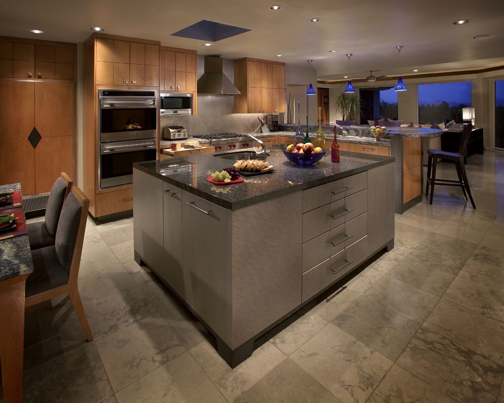 Moderne Küche in L-Form mit Küchengeräten aus Edelstahl, flächenbündigen Schrankfronten, hellbraunen Holzschränken und Küchenrückwand in Metallic in Phoenix