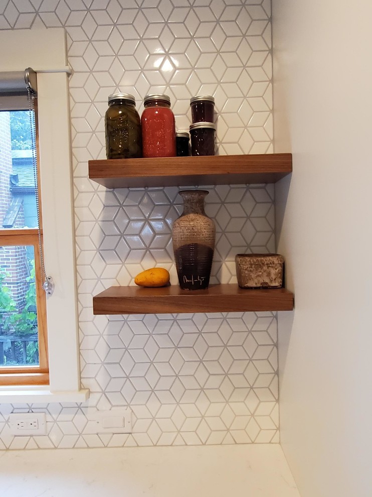 Bild på ett mellanstort vintage linjärt kök och matrum, med en undermonterad diskho, skåp i shakerstil, blå skåp, träbänkskiva, vitt stänkskydd, stänkskydd i porslinskakel, rostfria vitvaror, mellanmörkt trägolv, en köksö och brunt golv