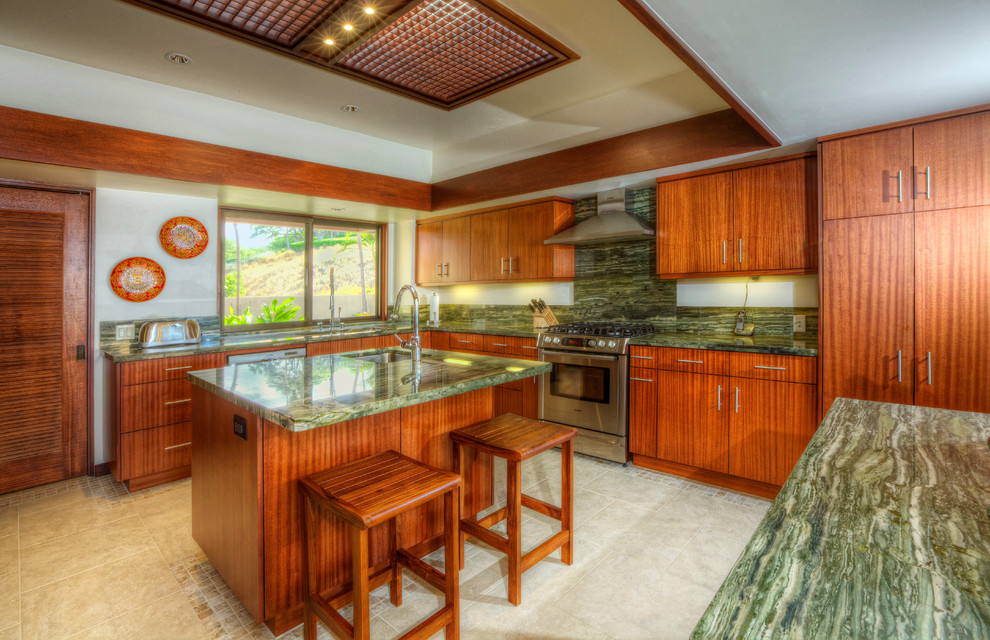 ハワイにある高級な広いモダンスタイルのおしゃれなキッチン (アンダーカウンターシンク、フラットパネル扉のキャビネット、中間色木目調キャビネット、オニキスカウンター、緑のキッチンパネル、石スラブのキッチンパネル、シルバーの調理設備、セラミックタイルの床、ベージュの床、緑のキッチンカウンター) の写真