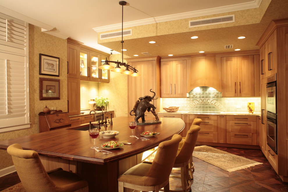 Example of an eclectic kitchen design in Tampa