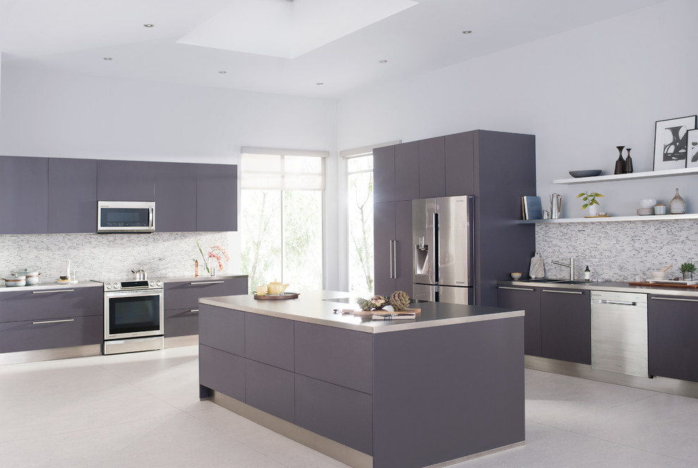 Idéer för ett stort modernt kök, med en dubbel diskho, släta luckor, grå skåp, flerfärgad stänkskydd, stänkskydd i mosaik, rostfria vitvaror och en köksö