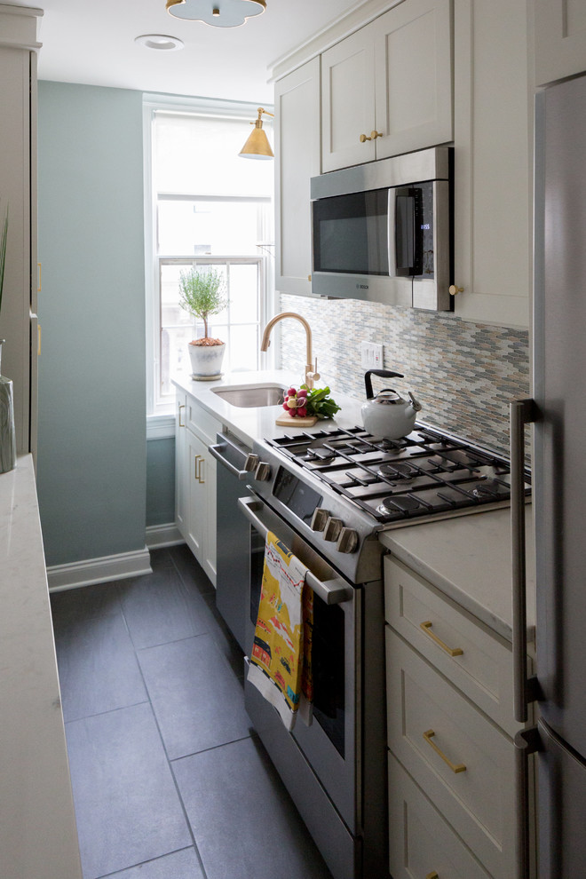 Zweizeilige, Kleine Klassische Küche mit Schrankfronten im Shaker-Stil, weißen Schränken, Rückwand aus Glasfliesen und Küchengeräten aus Edelstahl in Washington, D.C.
