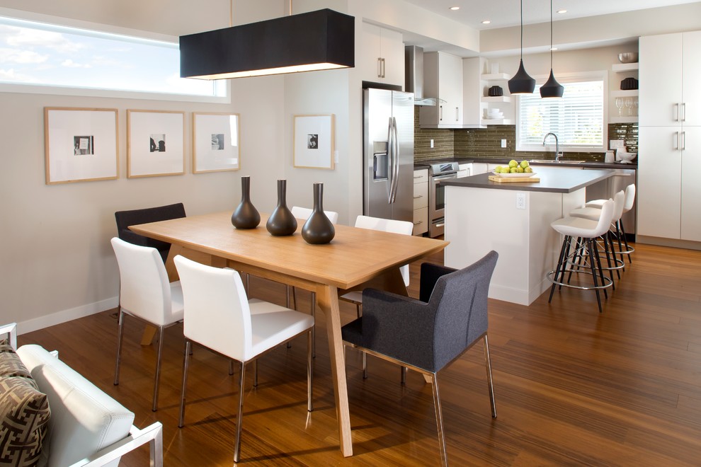 Moderne Wohnküche in L-Form mit flächenbündigen Schrankfronten, weißen Schränken, Küchenrückwand in Braun und Küchengeräten aus Edelstahl in Calgary