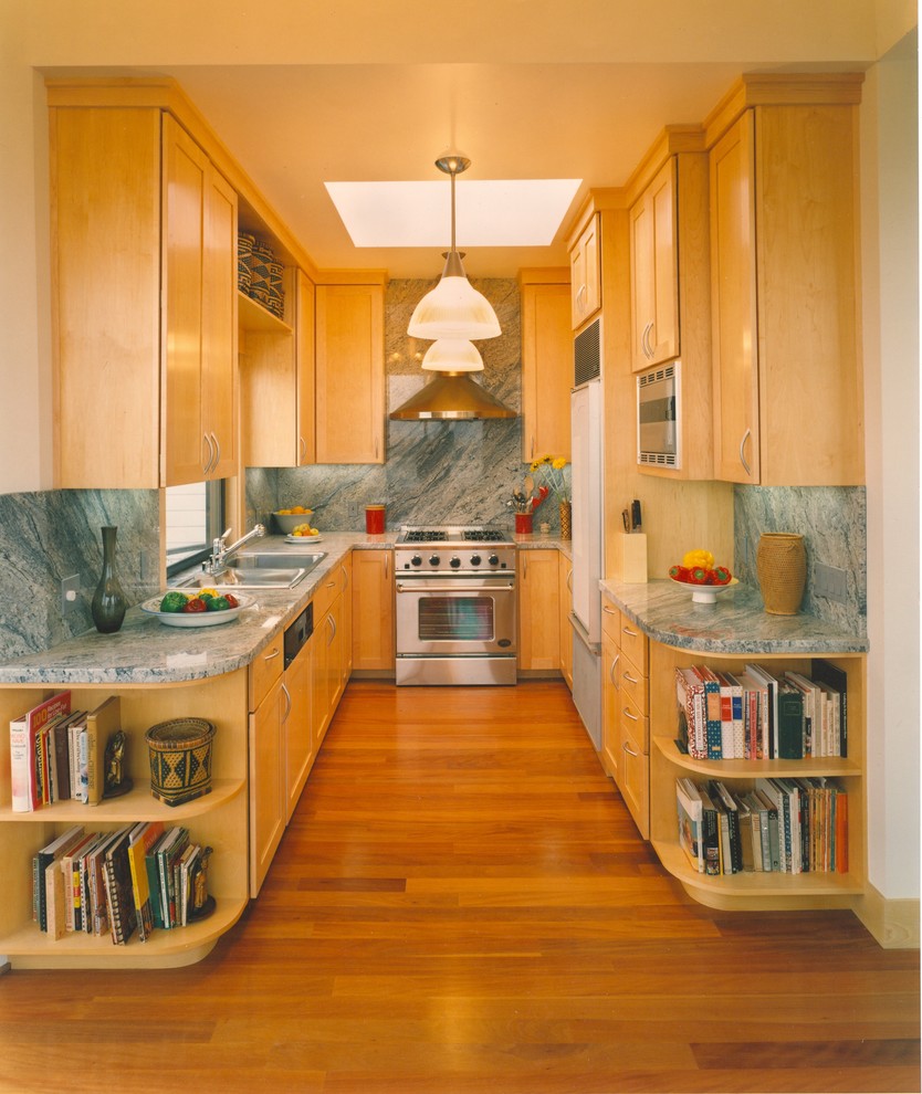 Foto på ett avskilt eklektiskt u-kök, med en nedsänkt diskho, släta luckor, skåp i ljust trä, granitbänkskiva, grått stänkskydd, stänkskydd i sten och rostfria vitvaror