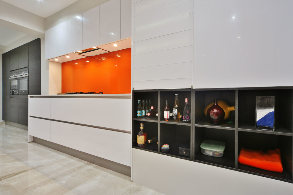 Bild på ett mellanstort funkis vit linjärt vitt kök med öppen planlösning, med en undermonterad diskho, släta luckor, vita skåp, bänkskiva i kvartsit, orange stänkskydd, glaspanel som stänkskydd, svarta vitvaror, klinkergolv i porslin, en köksö och beiget golv