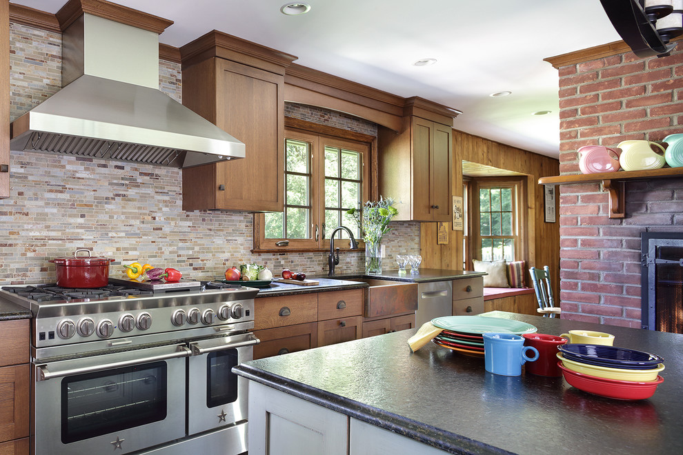 Exempel på ett mellanstort, avskilt amerikanskt l-kök, med en rustik diskho, skåp i shakerstil, skåp i ljust trä, granitbänkskiva, grått stänkskydd, rostfria vitvaror, mörkt trägolv, en köksö, stänkskydd i stickkakel och brunt golv