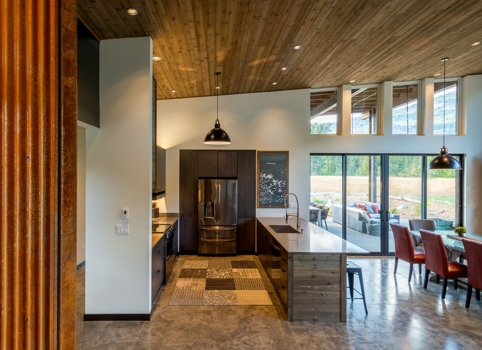 Immagine di una cucina moderna di medie dimensioni con ante lisce, ante marroni, top in superficie solida, paraspruzzi nero, paraspruzzi con piastrelle in ceramica e top grigio