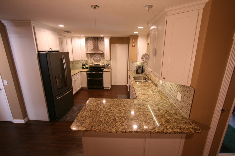 Exempel på ett klassiskt kök, med en dubbel diskho, skåp i shakerstil, vita skåp, granitbänkskiva, flerfärgad stänkskydd, stänkskydd i mosaik, rostfria vitvaror, mörkt trägolv och en halv köksö