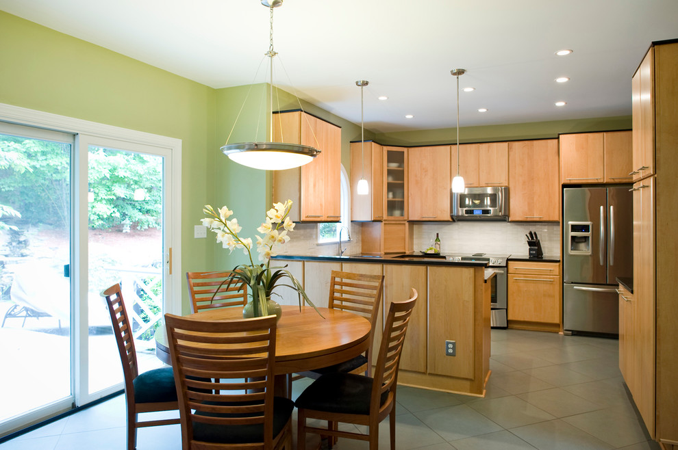 ローリーにある中くらいなアジアンスタイルのおしゃれなキッチン (フラットパネル扉のキャビネット、白いキッチンパネル、シルバーの調理設備、磁器タイルの床、グレーの床) の写真