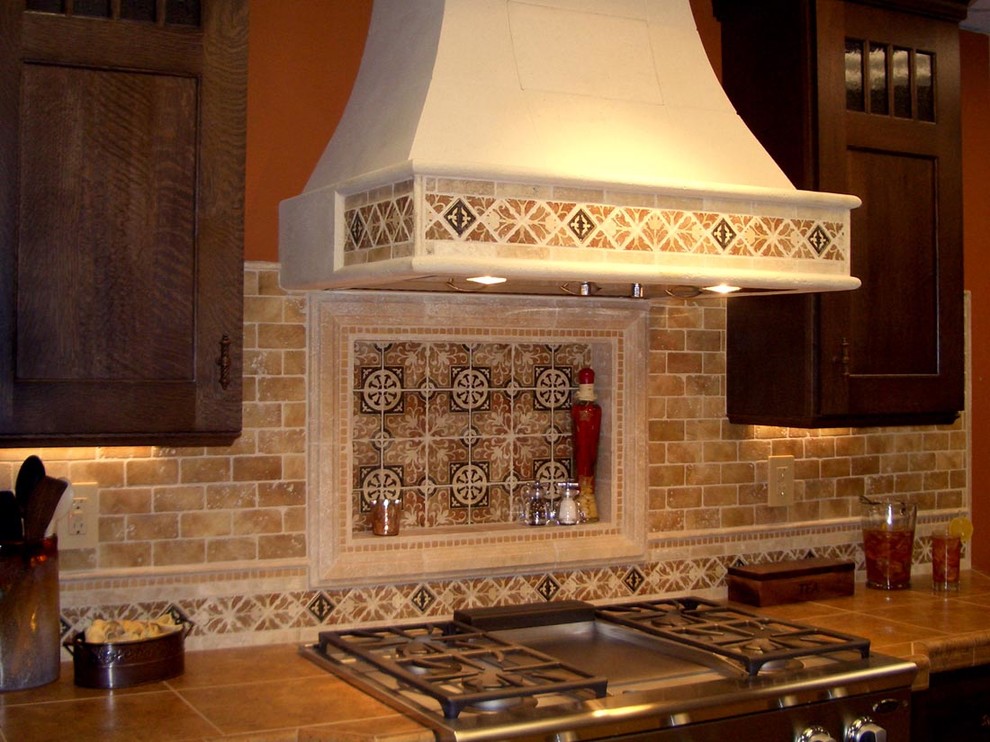 Idées déco pour une cuisine classique avec plan de travail carrelé et une crédence en carrelage de pierre.