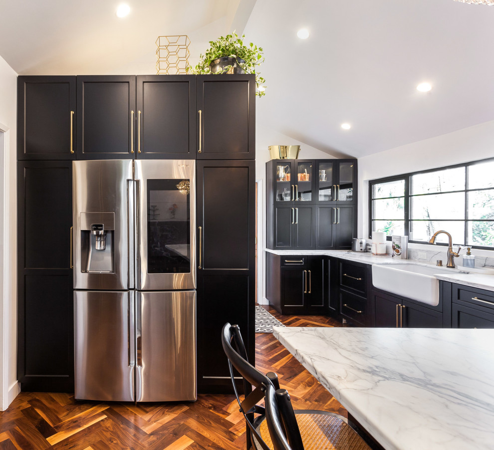 Foto på ett mellanstort funkis grå kök, med en undermonterad diskho, skåp i shakerstil, svarta skåp, marmorbänkskiva, grått stänkskydd, stänkskydd i marmor, färgglada vitvaror, linoleumgolv, en köksö och brunt golv