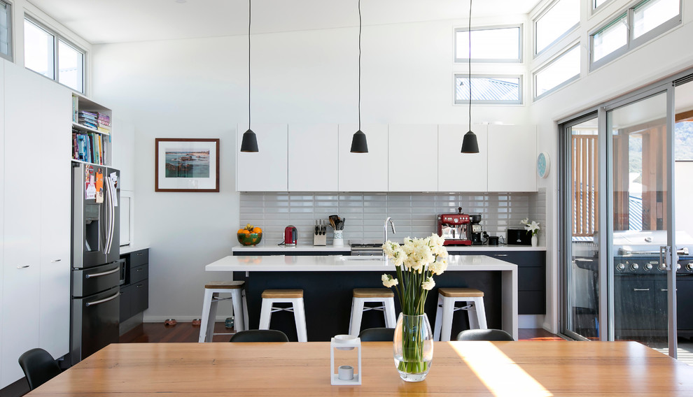 Einzeilige, Mittelgroße Moderne Wohnküche mit Unterbauwaschbecken, flächenbündigen Schrankfronten, Küchenrückwand in Weiß, Rückwand aus Keramikfliesen und Kücheninsel in Wollongong