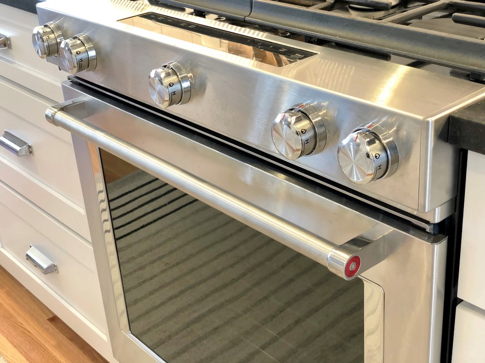 McClellan Heights Kitchen Restoration in Davenport, Iowa Klassisch