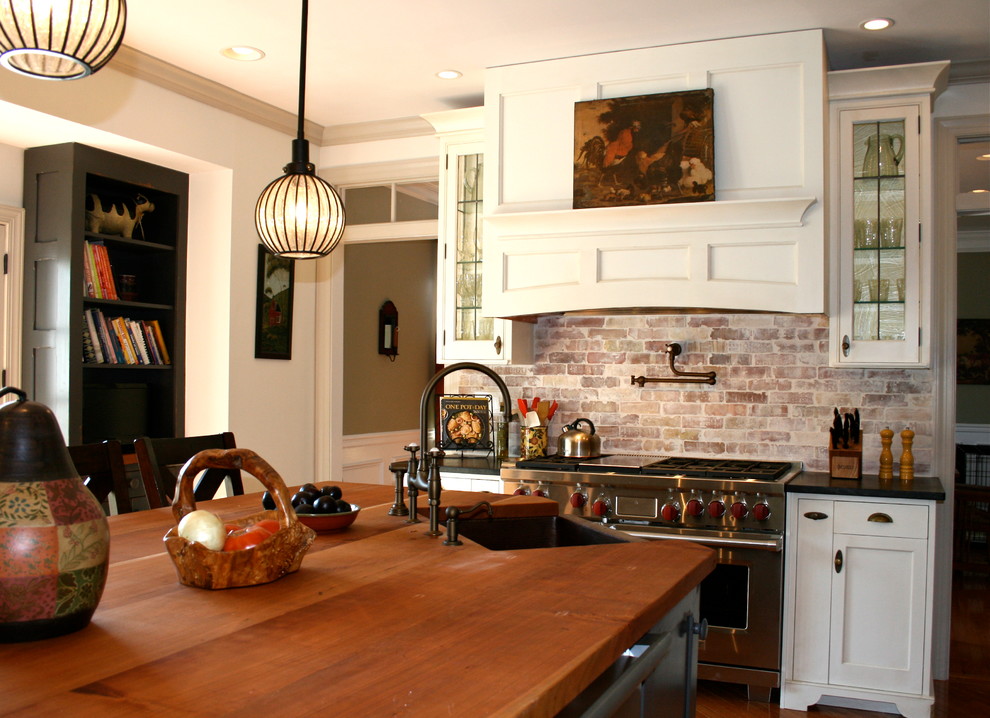 Exempel på ett mellanstort klassiskt kök, med en rustik diskho, skåp i shakerstil, vita skåp, träbänkskiva, rött stänkskydd, stänkskydd i tegel, mellanmörkt trägolv och en köksö