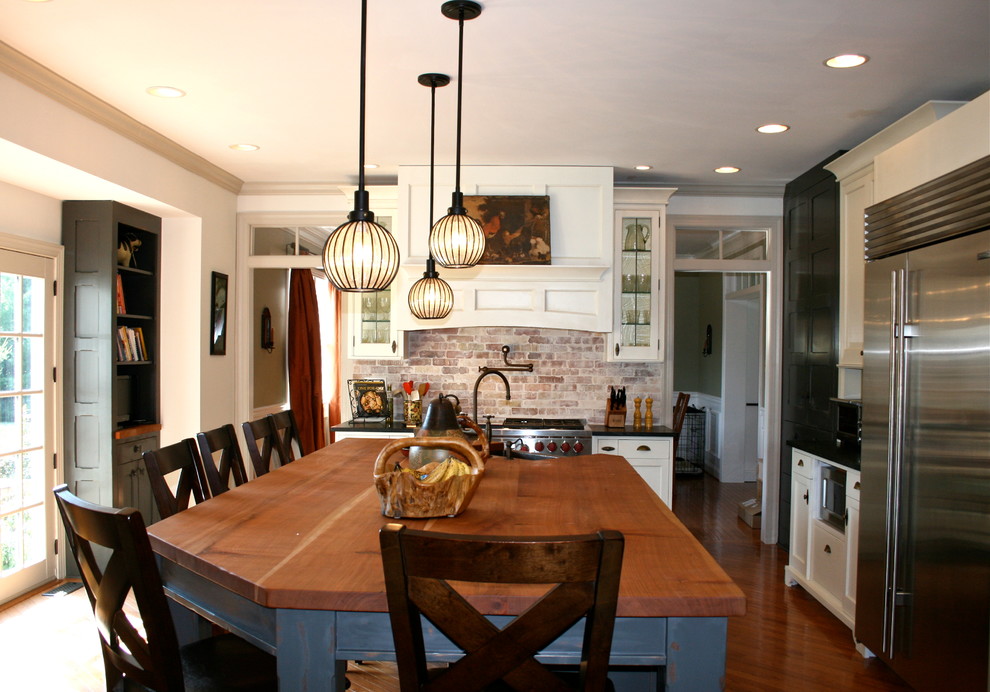 Bild på ett mellanstort vintage kök, med en rustik diskho, skåp i shakerstil, vita skåp, träbänkskiva, rött stänkskydd, stänkskydd i tegel, mellanmörkt trägolv och en köksö