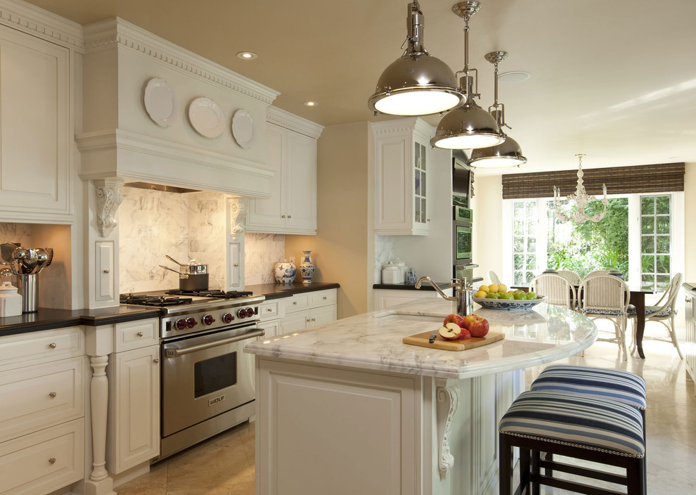 Idéer för att renovera ett vintage kök och matrum, med rostfria vitvaror, en undermonterad diskho, luckor med upphöjd panel, vita skåp, vitt stänkskydd och stänkskydd i stenkakel