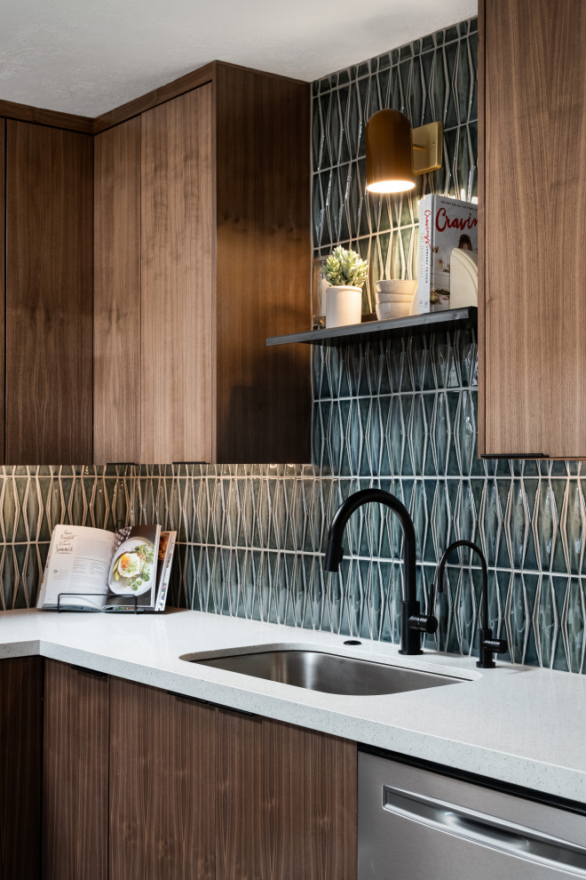 Exempel på ett avskilt, mellanstort modernt vit vitt l-kök, med en undermonterad diskho, släta luckor, skåp i mellenmörkt trä, bänkskiva i kvarts, grönt stänkskydd, stänkskydd i keramik, rostfria vitvaror, klinkergolv i porslin, en köksö och grått golv
