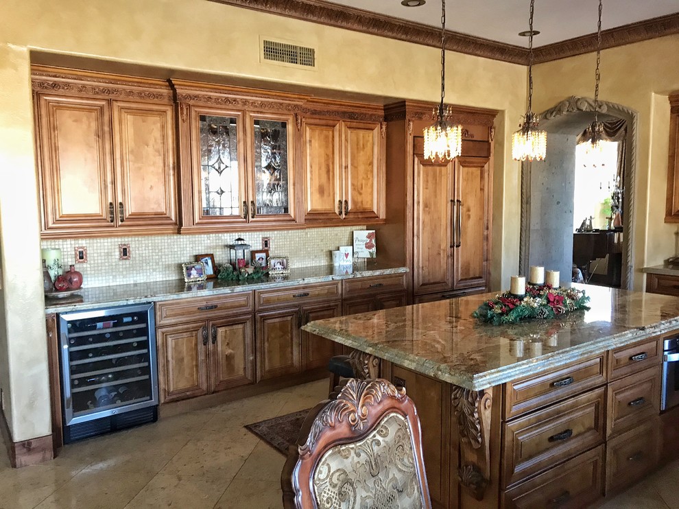 Bild på ett stort vintage beige beige kök, med en rustik diskho, luckor med upphöjd panel, skåp i mellenmörkt trä, granitbänkskiva, beige stänkskydd, stänkskydd i travertin, rostfria vitvaror, travertin golv, en köksö och beiget golv
