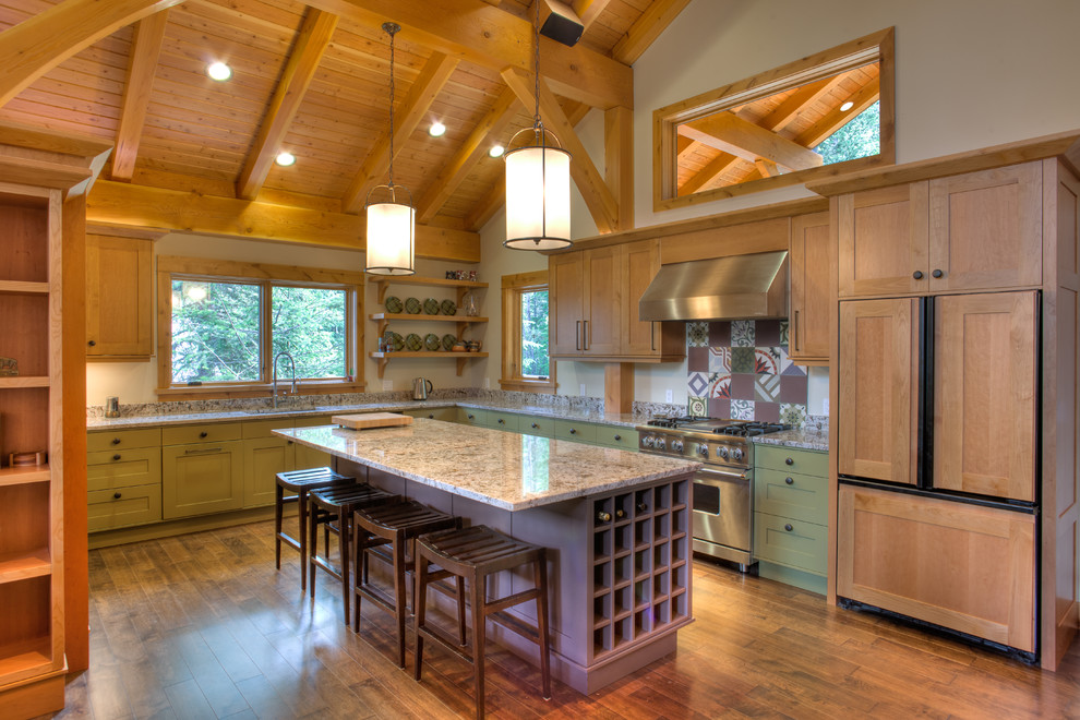 Cette photo montre une cuisine encastrable tendance avec un placard à porte shaker, des portes de placards vertess et une crédence multicolore.
