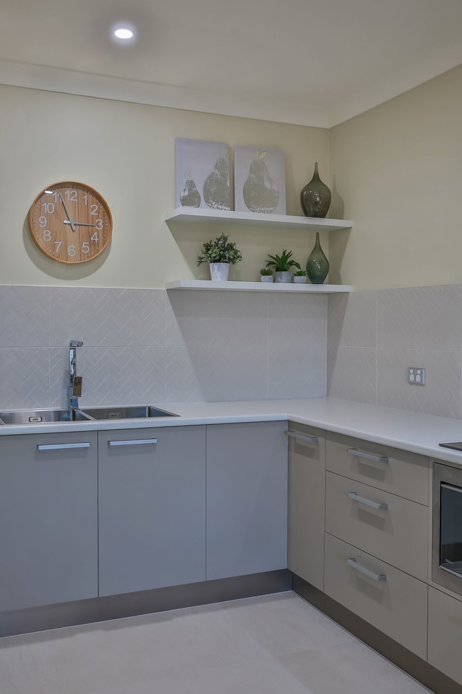 Offene, Kleine Moderne Küche in L-Form mit Einbauwaschbecken, Laminat-Arbeitsplatte, Rückwand aus Porzellanfliesen und Küchengeräten aus Edelstahl in Brisbane